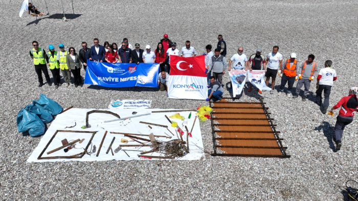Konyaaltı Sahili’nde deniz dibi ve kıyı temizliği yapıldı